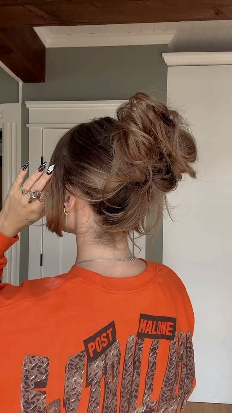 TORIE BLISS | Claw clip messy bun with my @uberliss favs 🖤🖤🖤🖤 | Instagram Messy Bone Hairstyles, Bun Hacks, Power Ponytail, Perfect Messy Bun, Volumizing Mousse, Hair Wash, Messy Buns, Hair Buns, Clip Hairstyles