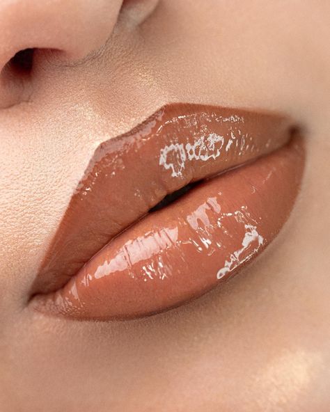 Liner Styles, Brown Nude Lipstick, Fuller Lips Naturally, Nude Lipstick Shades, Eyeliner Techniques, Flawless Makeup Application, Brown Lipstick, Lip Beauty, No Cap