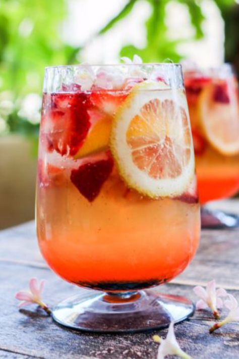 California Cocktails, Boozy Lemonade, Classy Drinks, Citrus Sangria, Party Juice, Berry Lemonade, Wine Cocktail Recipes, Gloria Jeans, Lemon Cocktail