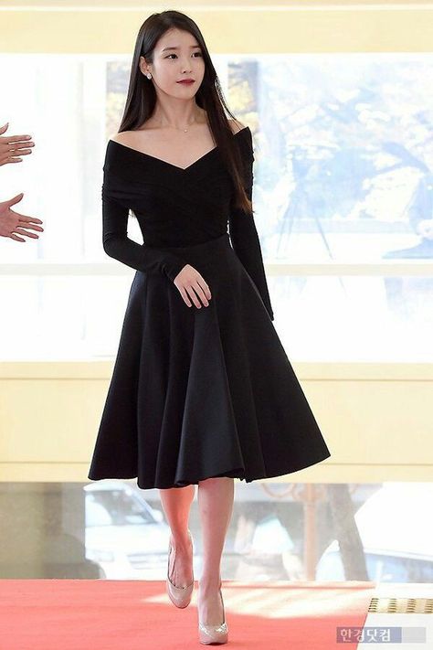 Black dress. #IU Iu Dress, Award Show Dresses, Korean Fashion Fall, Fall Fashion Dresses, Korean Fashion Summer, Fuchsia Dress, Jessica Jung, Iu Fashion, Korean Fashion Dress