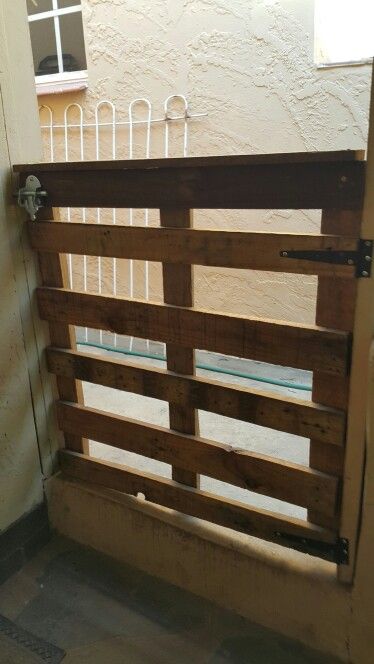 Gate made from pallets Pallet Gardens, Pallet Gate, Western Living Room Decor, Made From Pallets, Pallet Fence, Pallet Garden, Pallets Garden, Old Pallets, Wall Garden