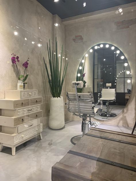 Basement Makeup Studio, Interior Design Makeup Studio, Salon Suite Owner, Makeup Artist Suite Ideas, Modern Makeup Studio, Salon Interior Design Black And White, Hair Suite Decor Salon Ideas Luxury, Hair Suite Decor, Makeup Suite Decor