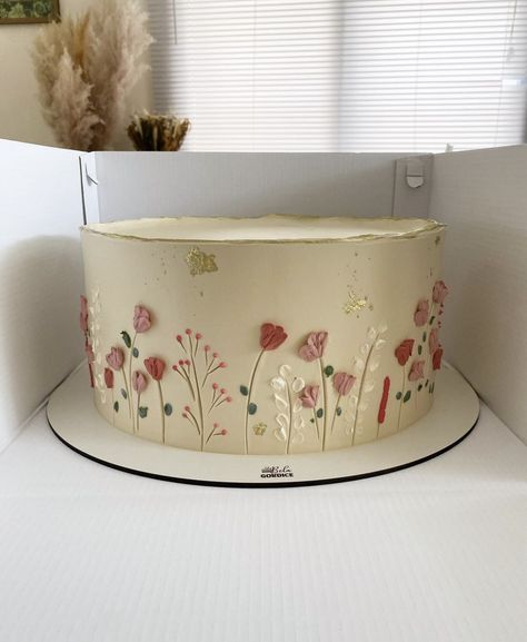 Rustic Anniversary Cake, Plain White Cake With Flowers, Minimal Flower Cake, Cake With Flowers On Side, Fall Birthday Cakes For Women, Floral Vintage Cake, Birthday Cake Flowers Elegant, White Cake Aesthetic, Basic Cake Designs