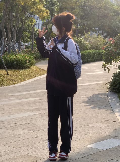 Clean School Outfits, Pe Uniform Outfit, Chinese School Uniform Girl, Pe Uniform Aesthetic, China School Uniform, Pe Outfits For School, School Pe Uniform, Chinese School Uniform, China School