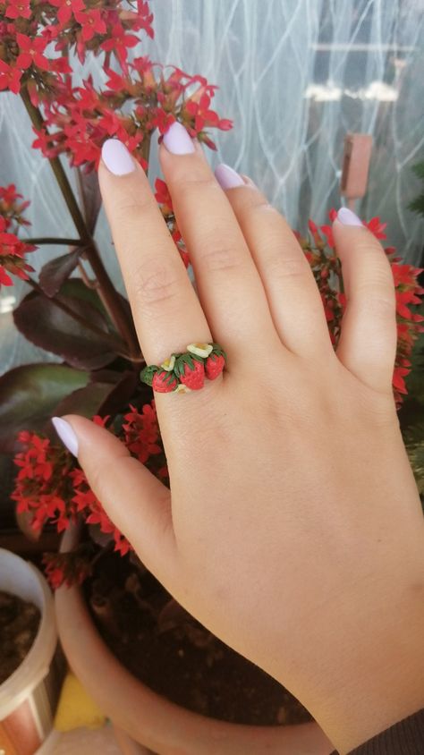 Clay Rings Strawberry, Clay Art Ring, Polymer Clay Ring Ideas, Clay Ring Ideas, Air Dry Clay Ring, Clay Flower Ring, Polymer Rings, Rings Polymer Clay, Fimo Rings