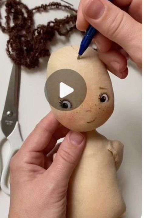 Dolls Hair How To Make, Ragdoll Hair, Rag Doll Hair Tutorial, How To Make Doll Hair, Doll Hair Ideas, Doll Hair Tutorial, Sew A Doll, Handmade Dolls Tutorial, Fabric Dolls Tutorial