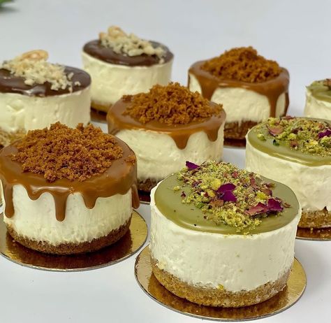 Gold Cheesecake, Canape Food, Cheesecake Lotus, Turkish Pastry, Lotus Cheesecake, Pistachio Cheesecake, Nutella Cheesecake, Cake Boards, Gold Cake