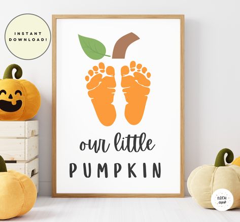 The cutest Halloween footprint craft for the newest addition to your family! Those little feet won't stay little forever, so it's fun to capture them before they grow bigger! Footprint Craft, Pumpkin Craft, Halloween Kunst, Daycare Activities, Fall Wall Decor, Handprint Craft, Footprint Art, Handprint Crafts, Baby Footprints