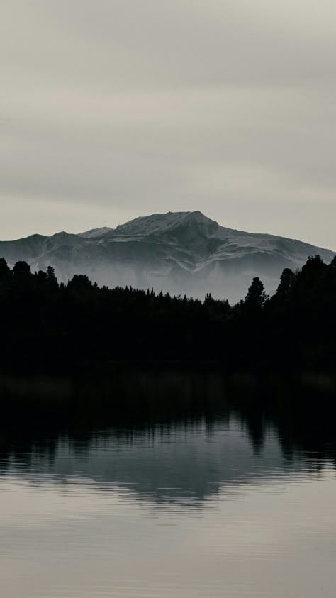 Wallpaper Mountain, Dark Mountains, Mountain Aesthetic, Mountains Aesthetic, Landscape Mountain, Image Nature, Mountain Wallpaper, Lake Landscape, Forest Wallpaper