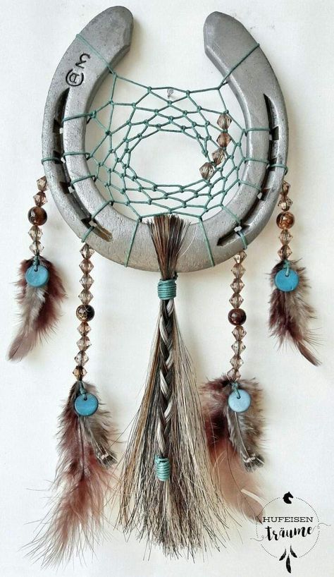 Horseshoe Dream Catcher, Horseshoe Dreamcatcher, Couronne Diy, Atrapasueños Diy, Beaded Horseshoe, Horseshoe Crafts Projects, Good Dreams, Horseshoe Projects, Horse Hair Jewelry