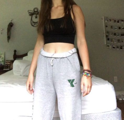 The easiest way to create a cute comfy outfit that still looks good is to put on a little tank top and big sweatpants and then roll the top of the sweatpants down twice. Twice Nails, Sweatpants Outfit, Comfy Outfit, Beauty Nail, Cute Comfy, Cute Comfy Outfits, Gel Manicure, Nails On Fleek, Swag Nails