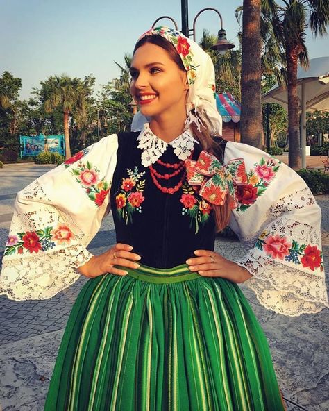 Hungarian Clothing, Polish Traditional Costume, Polish Embroidery, Polish Dress, Polish Culture, Polish Clothing, Polish Traditions, Culture Day, Folk Clothing