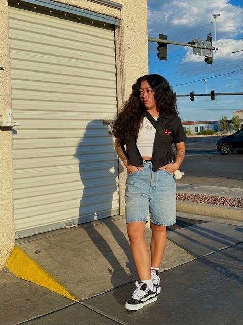 Light Wash Jorts Outfit, Spring Washed Blue Jean Shorts For Streetwear, Denim Blue Shorts For Spring Streetwear, Women’s Baggy Jorts Outfit, 90s Inspired Summer Streetwear Shorts, Jort Outfits, Outfit Inspo Women, Blue Summer Outfits, Modest Streetwear