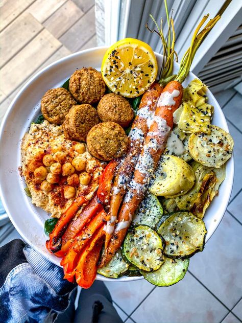 Everything Delish, Falafel Bowl, Carrots Roasted, Roasted Veggies Recipe, Favorite Salad, Homemade Hummus, Glazed Carrots, Veggie Bowl, Veggie Tray