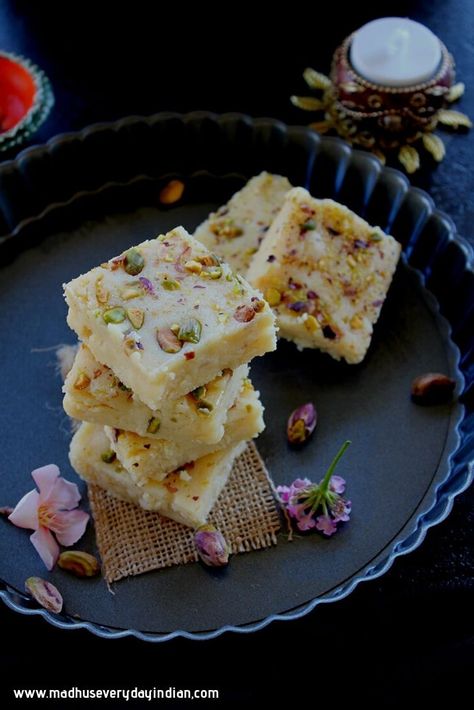 Easy Indian Sweets, Kalakand Recipe, Coconut Burfi, Easy Indian Dessert, Diwali Sweets Recipe, Ricotta Cheese Recipes, Burfi Recipe, Condensed Milk Recipes, Diwali Sweets