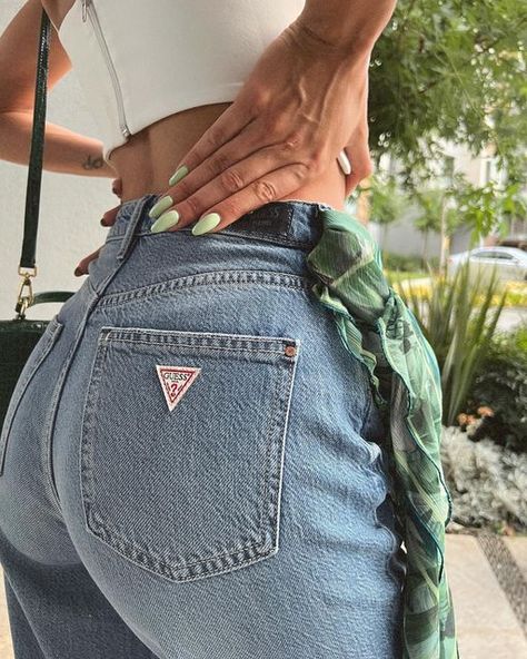 Guess Mom Jeans, Guess Jeans Outfit, Guess Outfit, Guess Fashion, Guess Clothing, Herschel Heritage Backpack, Guess Jeans, Jean Outfits, Mom Jeans