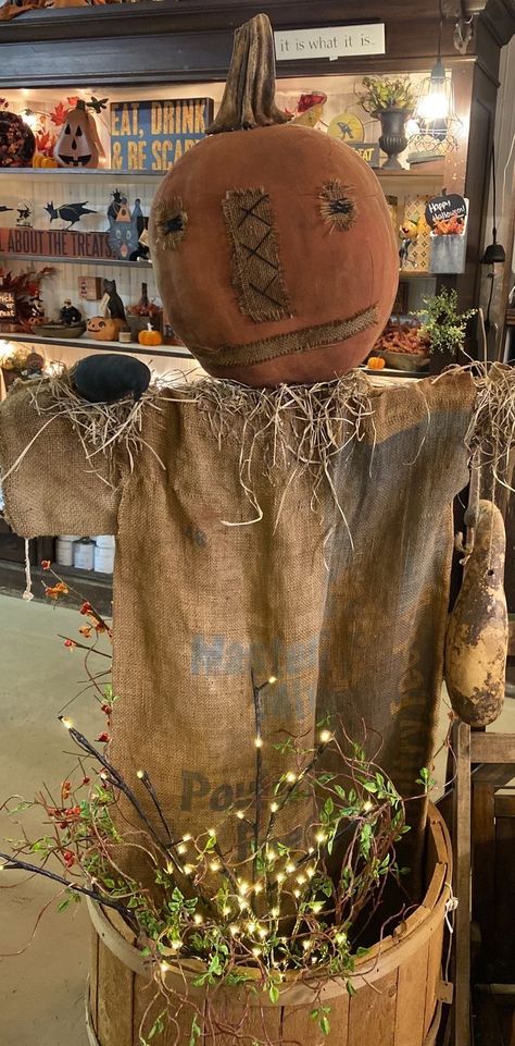 Primitive Fall Decorating Porches, Diy Primitive Scarecrow, Primitive Fall Decorating Ideas, Burlap Scarecrow, Primitive Fall Decorating, Primitive Fall Crafts, Harvest Thyme, Harvest Art, Primitive Scarecrows