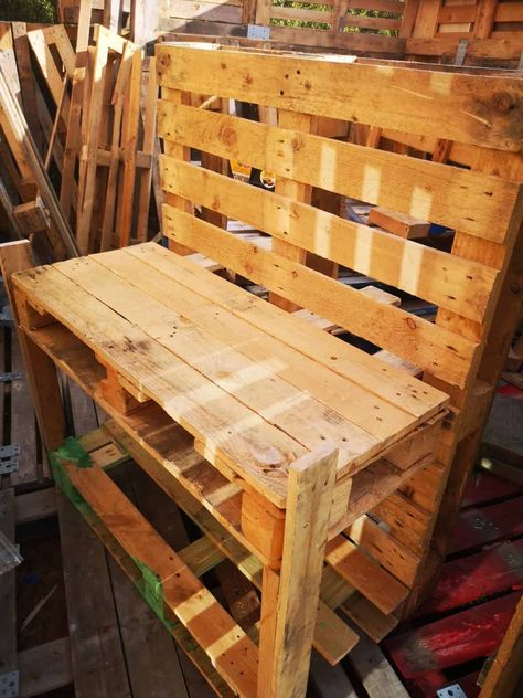 Pallet Mud Kitchen, Outdoor Play Kitchen, Yard Benches, Mud Kitchen For Kids, Pallet Kids, Repurposed Pallet Wood, Pallet Home Decor, Play Area Backyard, Outdoor Play Spaces