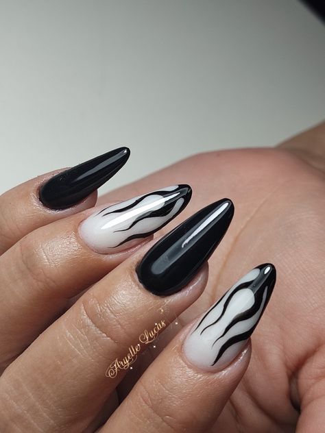 Nail art fogo 🔥 Almond Nails Fire Design, Black Nail Designs Grunge, Sami Jefcoate Nails, Goth Almond Nails, Black Almond Nail Ideas, Sparkly Acrylic Nails, Nail Academy, Cow Nails, Fingernail Designs