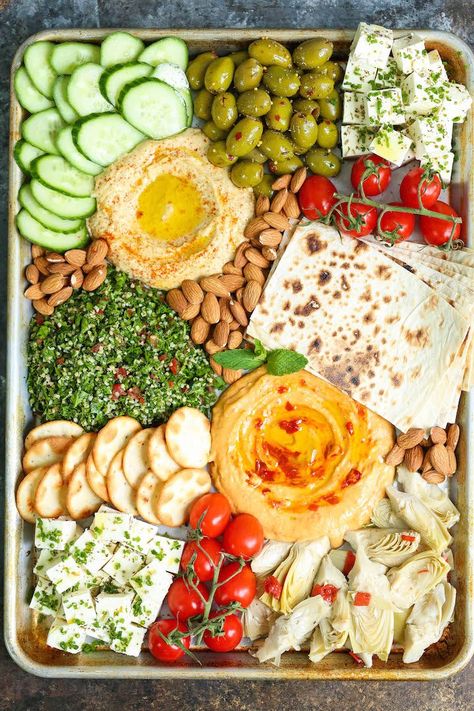 The Perfect Easy Mezze Platter - This is the absolute perfect Mediterranean party platter! With hummus, tabbouleh, almonds, lavash bread and so much more! Mediterranean Party, Arabisk Mad, Savory Pies, Party Platters, Berry Smoothie, Snacks Für Party, Idee Pasto Sano, Food Platters, Inspired Recipes