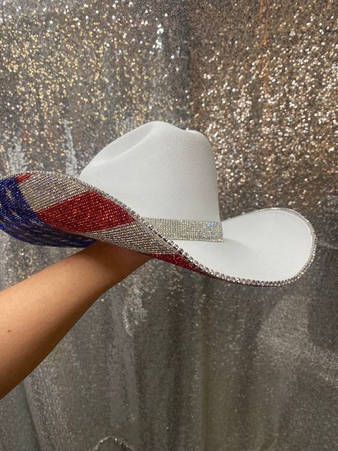 Patriotic Cowboy Hat, Patriotic Country Outfit, White Diy Cowboy Hat, Usa Cowgirl Hat, Usa Cowboy Hat Diy, Fourth Of July Cowgirl Hat, 4th Of July Western Outfits, Red White And Blue Cowboy Hat, 4th Of July Cowgirl Hat