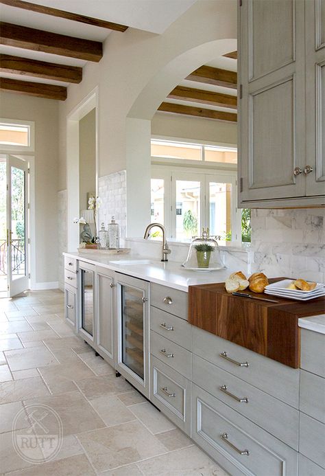 White Kitchen Mediterranean, Modern Mediteranian Kitchens, Mediterranean French Home, Mediterian Kitchen, Mediteranian Style Homes, Mediterranean Farmhouse Interior, Contemporary Mediterranean Kitchen, French Mediterranean Kitchen, Mediterranean Homes Decoration