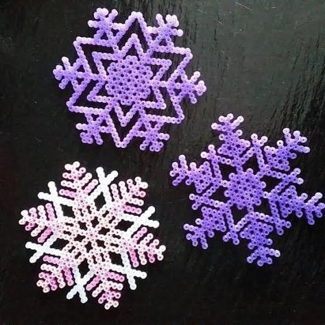 Snefnug Med Perler, Bead Snowflakes, Hama Beads Christmas, Christmas Perler Beads, Melty Bead Patterns, Fuse Bead Patterns, Beaded Snowflakes, Hama Bead, Perler Crafts