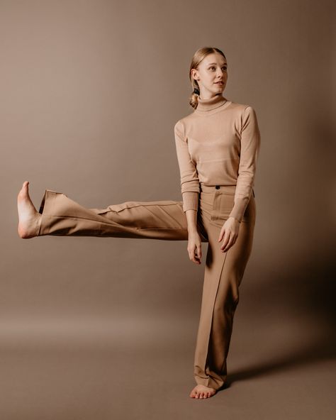 Neutral Color Photoshoot Outfit, Beige Background Photoshoot, Nude Color Photoshoot, Beige Photoshoot, Neutral Photoshoot, Monochromatic Photoshoot, Color Exploration, Zara Models, Clothing Aesthetics