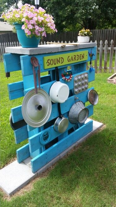 Diy Sensory Playground, Outdoor Musical Playground, Diy Backyard Toys For Kids, Diy Preschool Playground, Easy Home Remodel, Childcare Outdoor Ideas, Outdoor Nursery Garden, Garden Toys Diy Outdoor Play, Colorful Playground Ideas