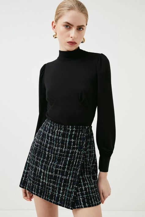 Smart Casual Mini Skirt, Boucle Mini Skirt Outfit, Short A Line Skirt Outfits, Boucle Skirt Outfit, Chanel Skirt Outfit, Black Tweed Skirt Outfit, Black A Line Skirt Outfit, Boucle Outfit, Sixth Form Outfits Smart Business Casual