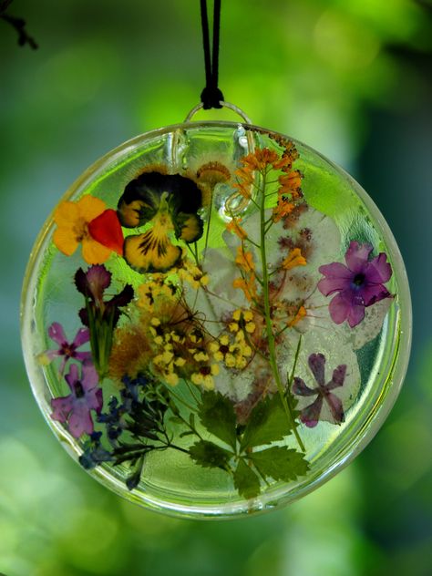 Casting Flowers In Resin: what to do and what not to do. Diy Resin Flowers, Preserving Flowers, Preserve Flowers, Suncatcher Diy, Dried Flowers Diy, Flowers In Resin, Diy Easter Gifts, Pressed Flower Crafts, Flower Resin Jewelry