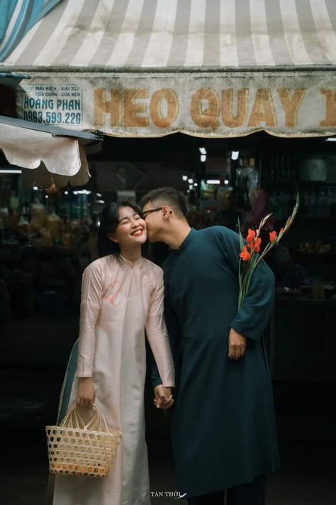 Vietnamese Wedding Photography, Vietnam Wedding, Courthouse Wedding Photos, Vietnamese Wedding, Foto Wedding, Pre Wedding Photoshoot Outdoor, City Engagement Photos, Wedding Couple Poses Photography, Prewedding Photography