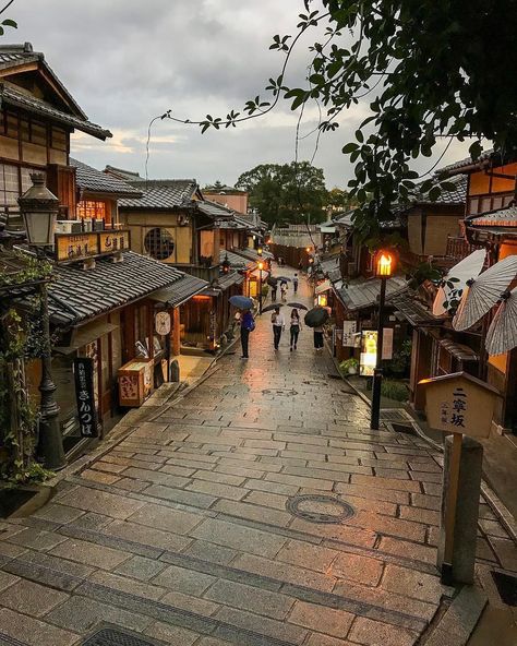 Japanese River Aesthetic, Old Japanese Aesthetic, Japanese Neighborhood, Japan Countryside, Gion Kyoto, Japan Vibes, Japanese Buildings, Atmospheric Photo, Japanese Countryside