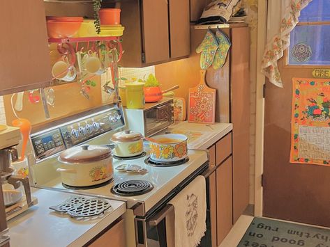 70s House Decor, 70’s Kitchen, 70s Living Room, 70’s Decor, 60s House, 70s Kitchen, 70s House, 1970s Home, 70s Home