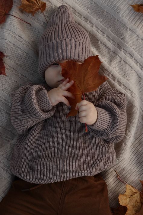 Fall Photo Ideas For Toddlers, Fall Family Baby Photos, Fall Indoor Photoshoot, Baby Autumn Photography, Autumn Shooting Photo Ideas, Fall Baby Picture Ideas, Baby Fall Photos, 6 Month Baby Picture Ideas Boy, Fall Baby Photos