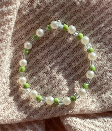 How to Make Stunning Bracelets with Beads: Easy Tutorials Cute Green Bracelet, Green Bracelet Beads, Green Bracelet Ideas, Bracelet Ideas Seed Beads, Paper Flower Crafts For Kids, Pearl Bracelet Ideas, Flower Crafts For Kids, Bead Bracelet Ideas, Fairy Bracelet