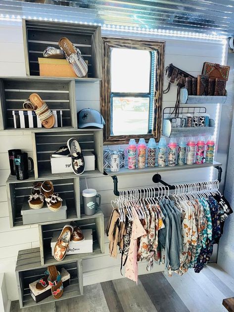 Small Store Design Business Display Ideas, Boutique Spa Ideas Retail Displays, Mens Boutique Decor, Salon And Clothing Boutique Ideas, Small Business Tshirt Display, Small Salon And Boutique Ideas, Foray Ideas, Portable Boutique Ideas Display, Western Boutique Booth Display