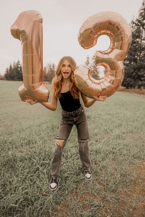 13 Year Photoshoot, 17th Birthday Picture Ideas, Birthday Outfits For Teens, 13 Birthday Photoshoot Ideas, 13th Birthday Photo Shoot Ideas, 13th Birthday Outfit Ideas, Number Balloons Photoshoot, 16 Year Girl, 13 Birthday Picture Ideas