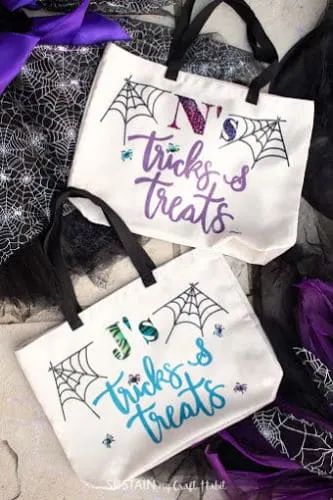 Easy Cricut Crafts, Cricut Maker Projects, Best Cricut Machine, Cricut Projects To Sell, Halloween Trick Or Treat Bags, Projects To Sell, Christmas Crafts To Sell, Cricut Halloween, Maker Project