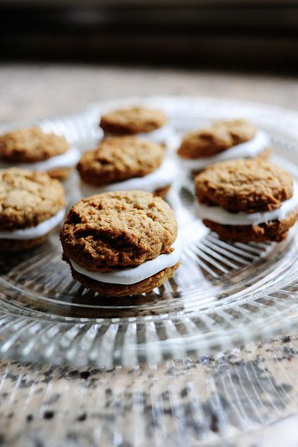 Oatmeal Whoopie Pies by Ree Drummond / The Pioneer Woman, via Flickr Oatmeal Whoopie Pies, Oatmeal Pies, Oatmeal Dessert, Oatmeal Pie, Oatmeal Creme Pie, Funnel Cakes, Oatmeal Cream Pies, Homemade Oatmeal, Toffee Cookies