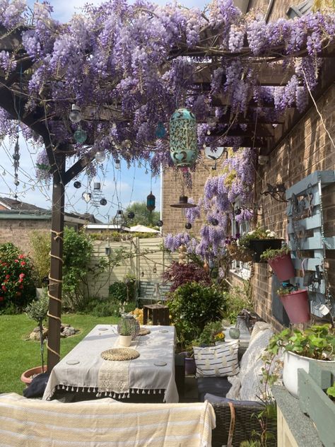 Pergola Shade Ideas, Modern Pergolas, Victorian Terrace Garden, Garden Wisteria, Modern Pergola Designs, Wisteria Pergola, Wisteria Garden, Large Backyard Landscaping, Shade Ideas