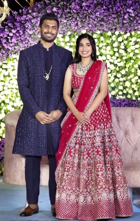 Engagement Couple Outfits Indian, Couple Dress Matching Indian, Bride And Groom Indian Wedding Outfit, Couple Dress Matching, Reception Outfit For Bride, Groom Indian Wedding Outfits, Wedding Matching Outfits, Groom Colours, Combination Dresses