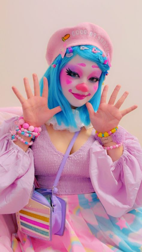 clown girl clowncore makeup look ✨ pastel aesthetic clown cosplay Randa Rice Clown Pastel Aesthetic, Pastel Clown Outfit, Kawaii Clown Makeup, Clowncore Hair, Cute Clown Aesthetic, Pastel Jester, Cute Clown Makeup Aesthetic, Clown Aesthetic Outfit, Cosplay Makeup Looks