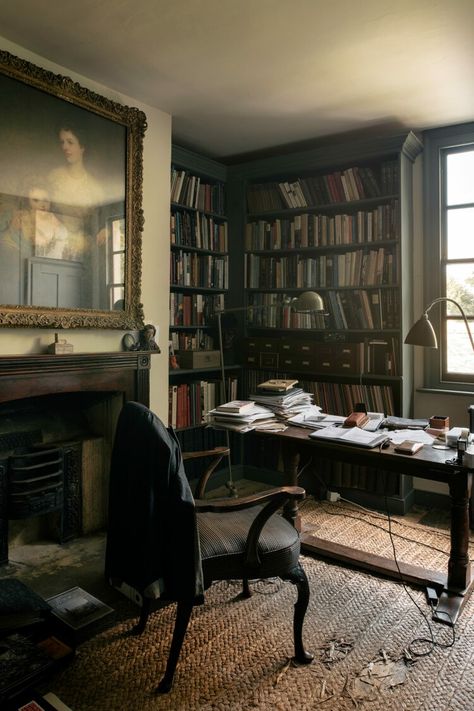 Lots Of Books, Georgian Townhouse, Interiors Magazine, A Desk, Home Library, House Inspo, Dream Room, 인테리어 디자인, My Dream Home