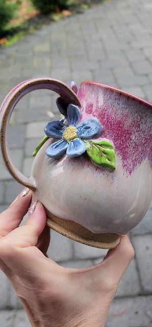 Flower Mug Ceramics, Cute Clay Cup Ideas, Flower Mugs Pottery, Coiling Pottery Ideas, Coil Projects, Mug With Flowers, Ceramica Ideas, Clay Pinch Pots, Owl Kitchen