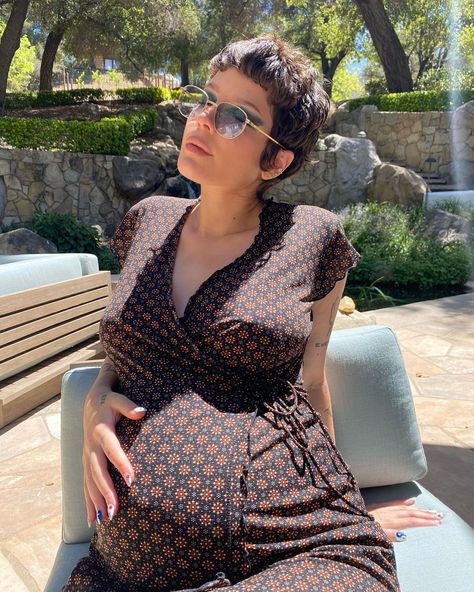 Halsey Hair, Halsey Style, Celebrity Babies, Pregnancy Outfits, Halsey, Baby Bump, Wrap Dress Floral, Pixie Cut, Pregnancy Photos