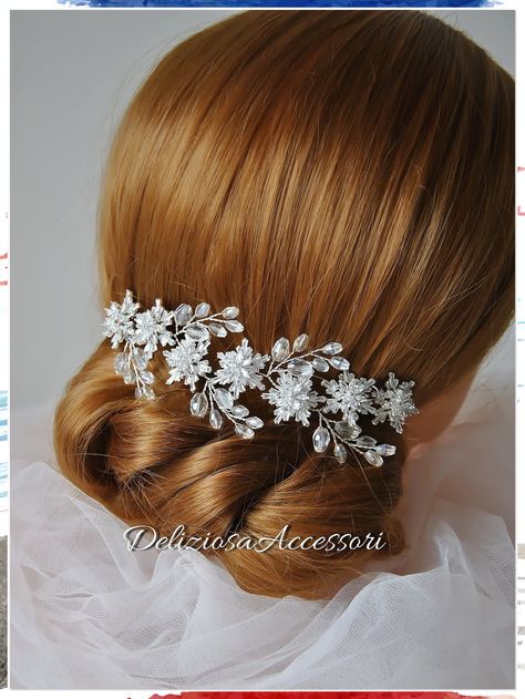 Looking for the perfect hair piece for your winter wedding? Look no further! Check out these 8 stunning winter wedding hair pieces that will add a touch of elegance and sparkle to your bridal look. From delicate snowflake-inspired designs to cozy faux fur accents, these must-try ideas will make you feel like a winter princess on your special day. Don't miss out on these gorgeous accessories that will complete your winter wedding ensemble! Wedding Hair Brooch, Glam Bridal Hair, Wedding Sides, Winter Wedding Hair, Classic Wedding Hair, Beautiful Bridal Hair, Hair Brooch, Bridal Hair Accessory, Bridal Hair Piece