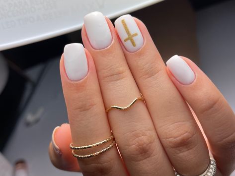 Cute Christian Acrylic Nails, White Nails Cross Design, Cross Designs Nails, Cute Confirmation Nails, Short Nails Cross Design, White Nails With Gold Cross, Confirmation Nails Short, Cute Simple Nails Short Square, Nail Ideas For Confirmation