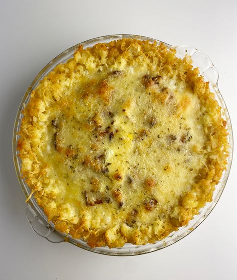 Swap out the usual pie crust for a Tater Tot crust with this easy recipe for Tater Tot quiche! It's a brunch treat that even the kids will love. Tater Tot Quiche, Tater Tot Quiche Crust, Quiche With Tater Tot Crust, Tater Tot Crust Quiche, Tater Tot Crust, No Crust Quiche, Easy Tart Recipes, Ham And Cheese Quiche, Tater Tot Recipes