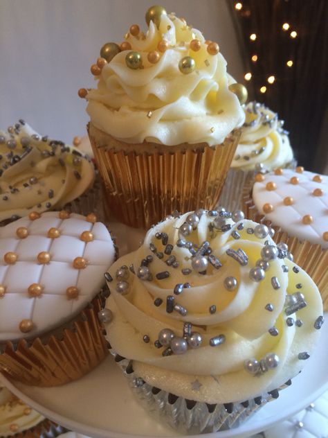 Glitzy gold and silver cupcakes for an award ceremony Gold And Silver Cupcakes, Gold Cupcakes Ideas, Silver Desserts, Lisa Cake, Rose Gold Sprinkles, Xmas Cupcakes, Queen Birthday Party, Girl Scout Gold Award, Silver Sprinkles